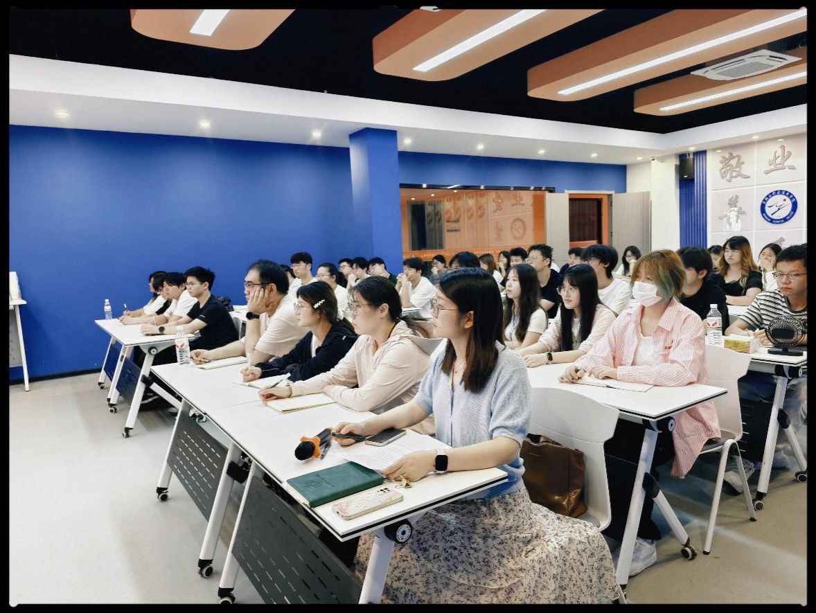 为青年学子带来一堂题为“思政铸魂启初